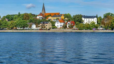 Blick zur Uferpromenade von Eckernfördes Ortsteil Borby. 