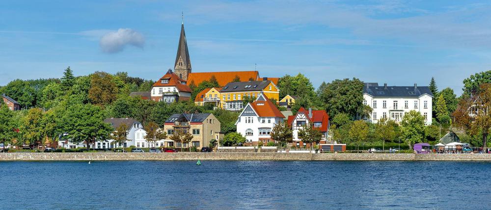 Blick zur Uferpromenade von Eckernfördes Ortsteil Borby. 