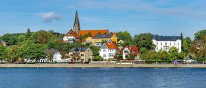 Blick zur Uferpromenade von Eckernfördes Ortsteil Borby. 
