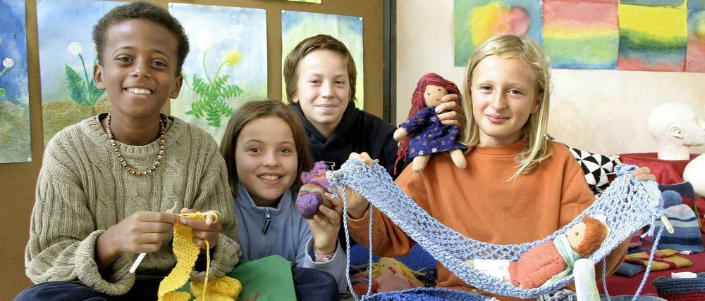 Häkeln gehört dazu. Schüler einer Rudolf-Steiner-Waldorfschule.