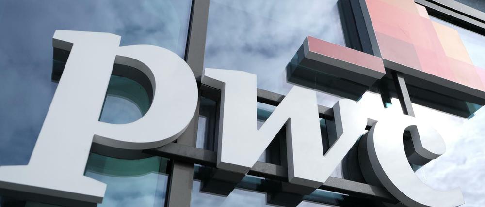 Das Logo von PwC an der Geschäftsstelle in Berlin am Humboldthafen. Wie praktisch, dass es von dort nur ein paar Meter bis zum Bundeswirtschaftsministerium sind.