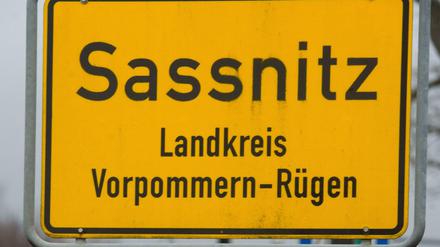 Das Ortseingangsschild der Stadt Sassnitz auf der Insel Rügen. 