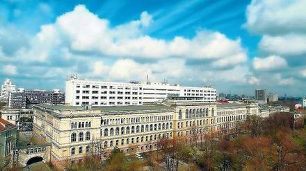 Wolken am blauen Himmel über Gebäuden der Technischen Universität Berlin.