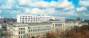 Wolken am blauen Himmel über Gebäuden der Technischen Universität Berlin.