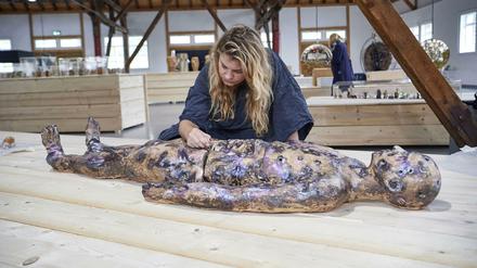 Künstlerin Mariechen Danz mit ihrem Werk "womb Tomb".