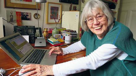 Renate Sternagel hilft, Millionen gesammelte Pflanzen in einem Online–Herbarium zu erfassen.
