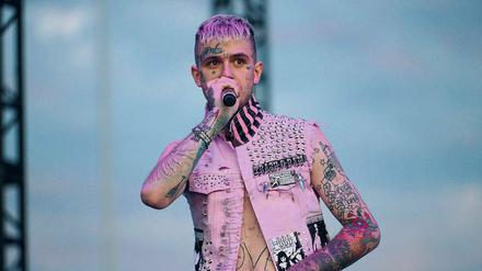 Opfer des Leistungsdrucks. Der Rapper Lil Peep (li.) starb 2017 mit 21 Jahren an einem Cocktail aus Beruhigungs- und Schmerzmitteln. Foto: Scott Dudelson/Getty Images, Imago
