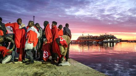 Aus Seenot gerettete Menschen im Hafen von Málaga (Archivbild) 