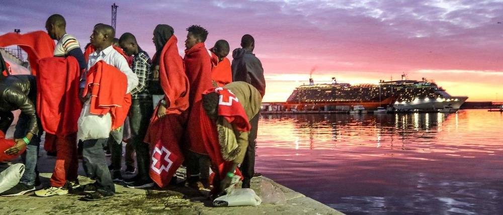 Aus Seenot gerettete Menschen im Hafen von Málaga (Archivbild)
