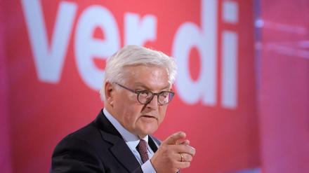Frank-Walter Steinmeier hat am Sonntagabend bei der Eröffnung des Verdi-Bundeskongresses Frank Bsirske gewürdigt sowie die Rolle der Gewerkschaften in der Demokratie herausgestellt. 