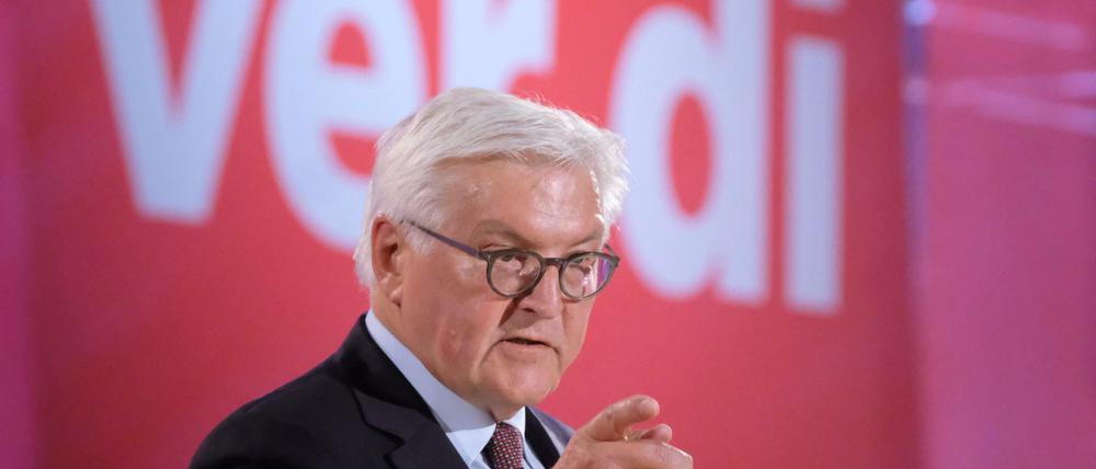 Frank-Walter Steinmeier hat am Sonntagabend bei der Eröffnung des Verdi-Bundeskongresses Frank Bsirske gewürdigt sowie die Rolle der Gewerkschaften in der Demokratie herausgestellt.