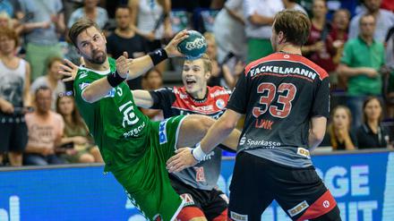 Mit vollem Tempo. Fabian Wiede (l.) und die Füchse zeigen sich im Konterspiel deutlich verbessert.