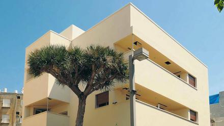 Weiß unter der Sonne. Das Haus Liebling, benannt nach seinen Eigentümern, beherbergt jetzt das White City Center als Anlaufstelle für alle Themen zu Architektur und Denkmalpflege der berühmten Bauten im Bauhaus- oder Internationalen Stil. Foto: Bernhard Schulz