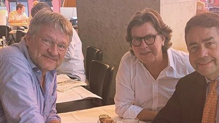 Das Treffen Hans-Joachim Mendigs (Mitte) mit Jörg Meuthen (AfD, links)