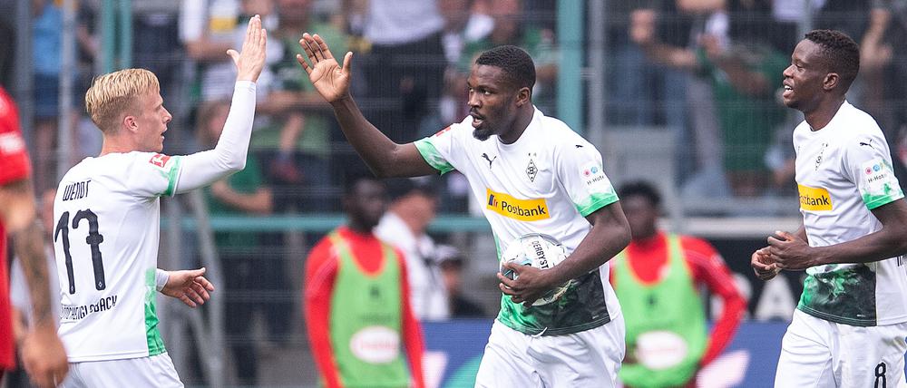 Weiter, immer weiter: Die Gladbacher freuen sich über den Ausgleichstreffer von Marcus Thuram (Mitte). Der Angreifer traf später noch ein zweites Mal zum Sieg für sein Team.
