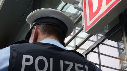 Ein Polizist am Bahnhof Südkreuz (Symbolbild). 