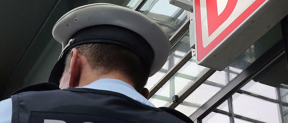 Ein Polizist am Bahnhof Südkreuz (Symbolbild). 