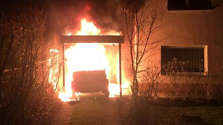 Der Brandanschlag auf das Auto von Ferat Kocak (Linke) im Februar 2018 ist noch nicht aufgeklärt.