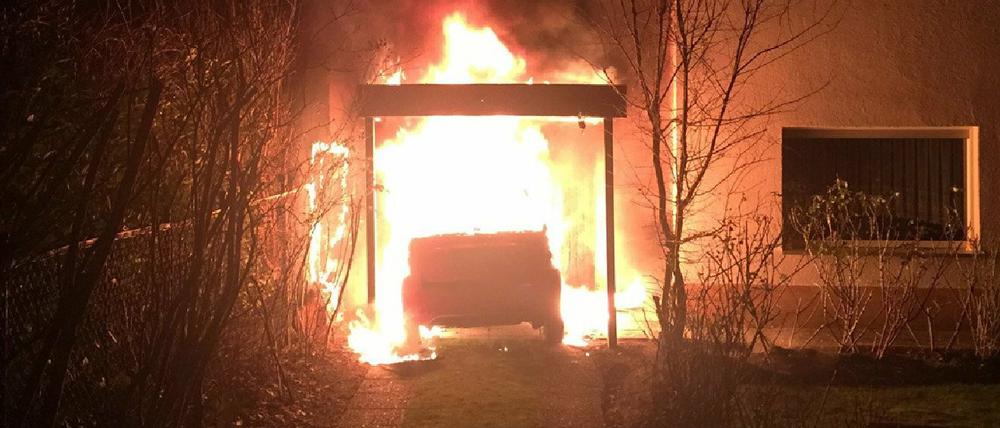 Der Brandanschlag auf das Auto von Ferat Kocak (Linke) im Februar 2018 ist noch nicht aufgeklärt.