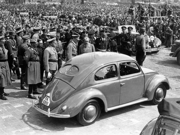 „Kraft-durch-Freude“. Der Käfer von Volkswagen wird öffentlich vorgeführt.