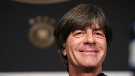 Er hat gut lachen. Bundestrainer Joachim Löw muss doch nicht absteigen.