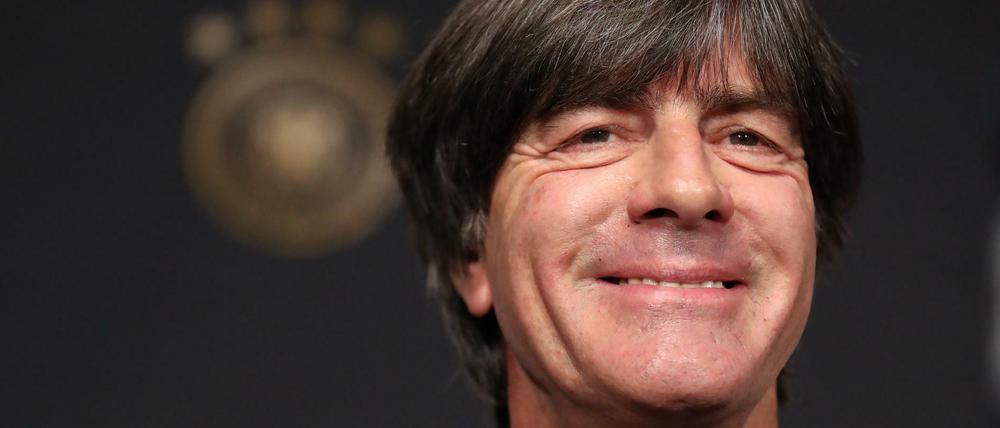 Er hat gut lachen. Bundestrainer Joachim Löw muss doch nicht absteigen.