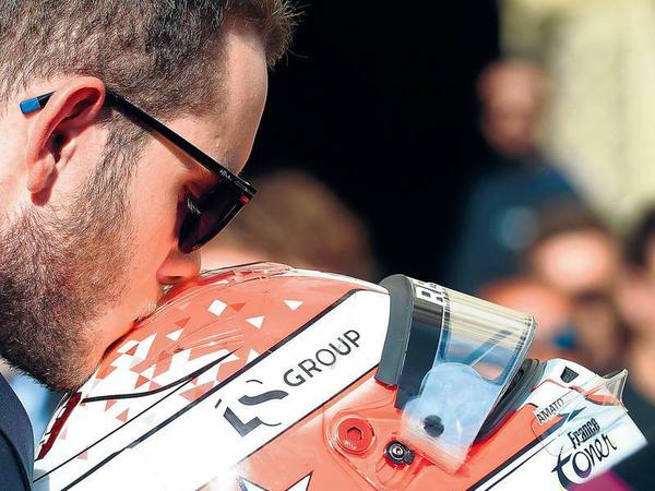 Trauriger Abschied: Victhor Hubert, der Bruder des verunglückten Formel-2-Fahrers Anthoine Hubert, küsste dessen Helm bei seiner Beisetzung in Chartres.