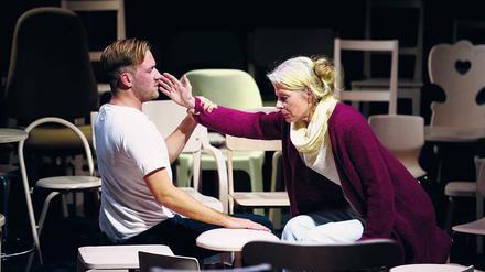 Generationen im Clinch. Nico Holonics und Corinna Kirchhoff in „Mütter und Söhne“ von Karen Breece