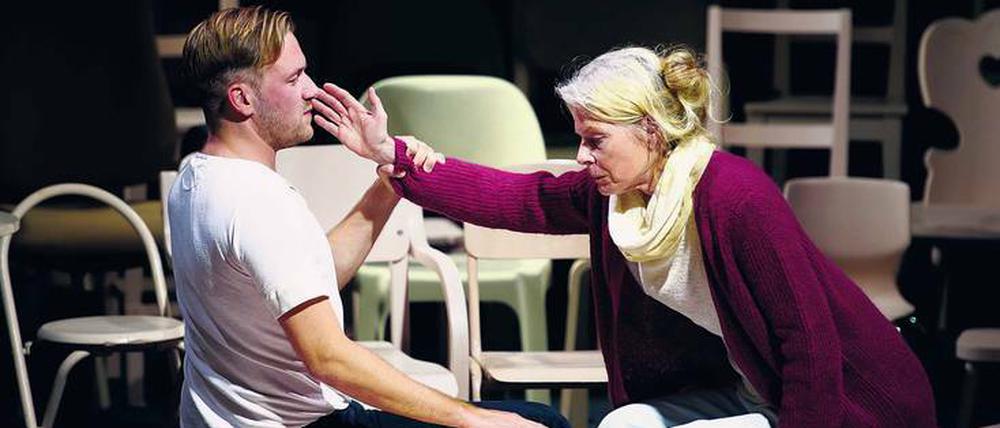 Generationen im Clinch. Nico Holonics und Corinna Kirchhoff in „Mütter und Söhne“ von Karen Breece