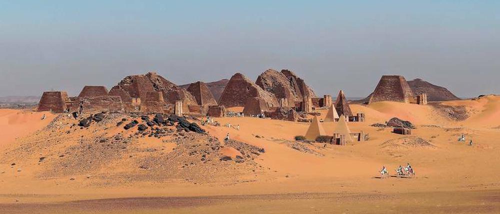 Die Grabpyramiden von Meroe im Sudan. Hier haben Abholzung, Überweidung und klimatische Veränderungen die Erosion durch Wind und die Wüstenbildung befördert. Die Oberflächen der Pyramiden von Meroë werden nicht nur von Sanddünen zugeschüttet, sondern gleichsam sandgestrahlt. Reliefs an den Außenseiten der Grabbauten, die in den 80er Jahren noch sichtbar waren, sind heute unwiederbringlich verloren.