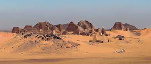 Die Grabpyramiden von Meroe im Sudan. Hier haben Abholzung, Überweidung und klimatische Veränderungen die Erosion durch Wind und die Wüstenbildung befördert. Die Oberflächen der Pyramiden von Meroë werden nicht nur von Sanddünen zugeschüttet, sondern gleichsam sandgestrahlt. Reliefs an den Außenseiten der Grabbauten, die in den 80er Jahren noch sichtbar waren, sind heute unwiederbringlich verloren. 
