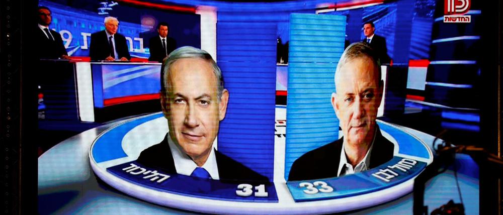 Israels Premier Benjamin Netanjahu (l.) und sein Rivale Benny Gantz lieferten sich bei den Parlamentswahlen in Israel ein Kopf-an-Kopf-Renen.