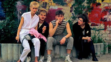 Jung und hip. Fest im Hirschhof an der Oderberger Straße, Prenzlauer Berg. Das Bild stammt aus dem gerade wieder aufgelegten Band „Ferner Osten. Die letzten Jahre der DDR. Fotografien 1986-1990“ (Lehmstedt Verlag Leipzig, 176 S., 28 €). 