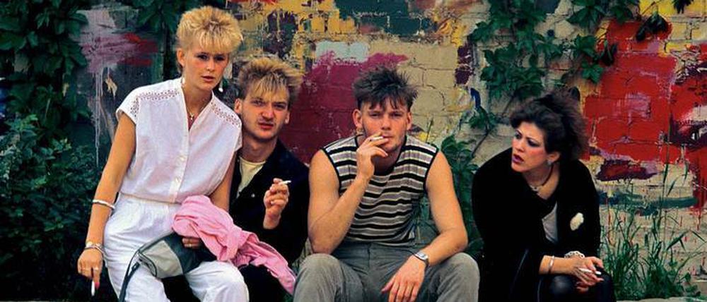 Jung und hip. Fest im Hirschhof an der Oderberger Straße, Prenzlauer Berg. Das Bild stammt aus dem gerade wieder aufgelegten Band „Ferner Osten. Die letzten Jahre der DDR. Fotografien 1986-1990“ (Lehmstedt Verlag Leipzig, 176 S., 28 €).