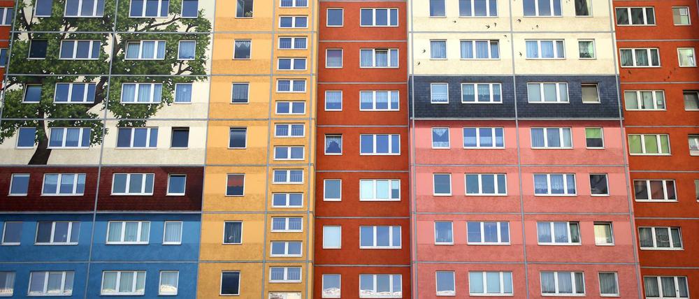 Plattenbauten stehen an der Frankfurter Allee im Bezirk Friedrichshain