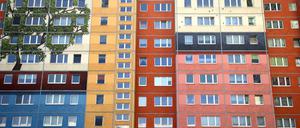 Plattenbauten stehen an der Frankfurter Allee im Bezirk Friedrichshain