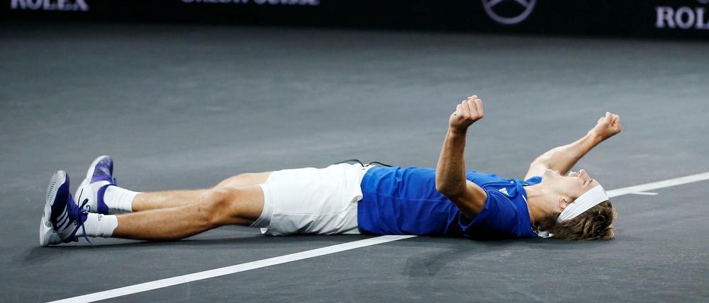 Da legste dich nieder. Alexander Zverev genießt seinen Triumph.