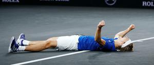 Da legste dich nieder. Alexander Zverev genießt seinen Triumph.