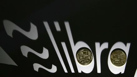 Schatten eines Libra-Logos – die Facebook-Währung steht in der Kritik.