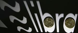 Schatten eines Libra-Logos – die Facebook-Währung steht in der Kritik.