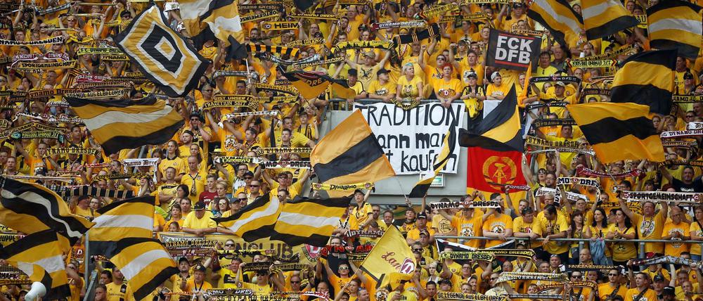 Schwarz-gelbe Fußballschar. Die Dresdner Fans wollen am 30. Oktober zahlreich im Olympiastadion erscheinen.