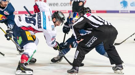 Das war zu wenig. Maxim Lapierre (links) beim Bully gegen München. . 