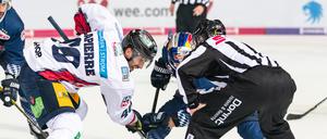 Das war zu wenig. Maxim Lapierre (links) beim Bully gegen München. . 