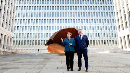Bundeskanzlerin Angela Merkel (CDU) und der Präsident des BND, Bruno Kahl, stehen bei der offiziellen Eröffnung vor der neuen Zentrale des Bundesnachrichtendienstes (BND).