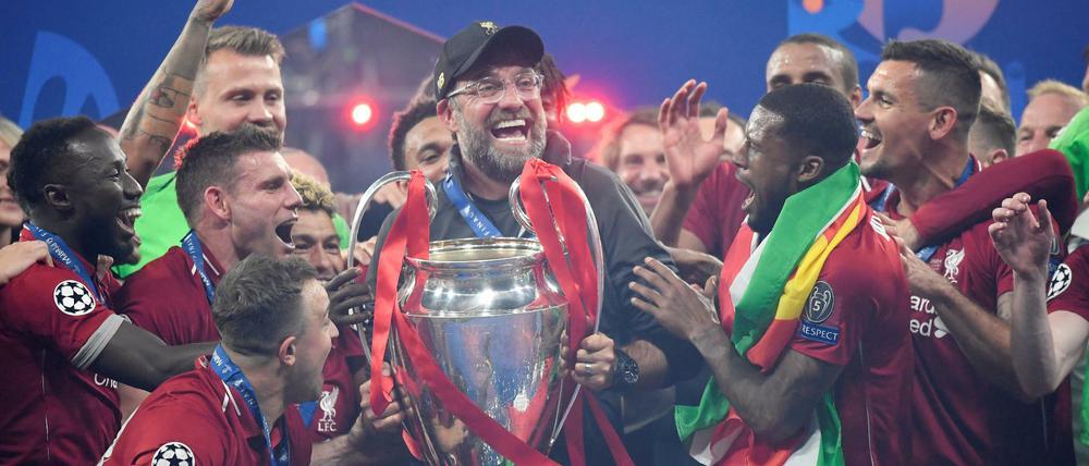 Sein Moment. Liverpools Coach Jürgen Klopp stemmt den Henkelpott nach dem 2:0-Sieg gegen Tottenham.