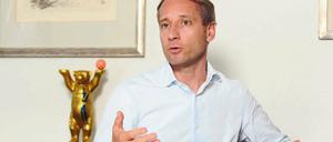 Axel Schweitzer, 1969 in Berlin geboren, führt als Vorstandsvorsitzender gemeinsam mit seinem Bruder Eric das Recyclingunternehmen Alba Group. Axel Schweitzer ist Inhaber eines Dauervisums für China und unterhält in Hongkong einen Zweitwohnsitz.