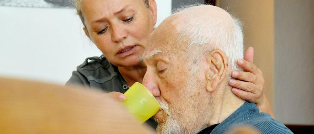 Eine Fogle der Coronakrise: Die Einnahmen für die Pflegeversicherung sinken.