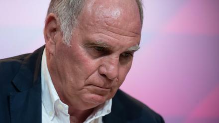 Legt nach. Uli Hoeneß lässt die Causa Neuer nicht los.