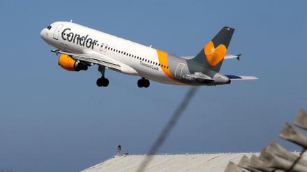 Ein Condor-Flugzeug hebt auf Kreta ab.