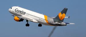 Ein Condor-Flugzeug hebt auf Kreta ab.